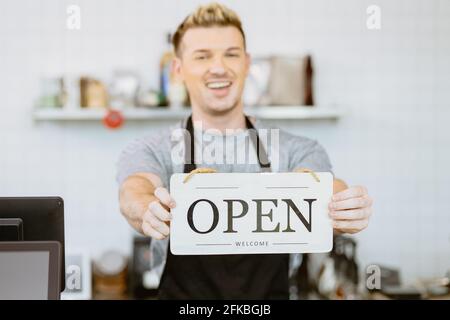Barista Cafe Coffee staff Hand Holding Shop Opening Schild Banner, Restaurant wieder nach Covid Lockdown Konzept Stockfoto