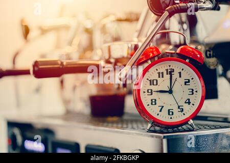 Brühzeit, Wecker mit Espressomaschine für die Zubereitung von Kaffeestudizept Stockfoto
