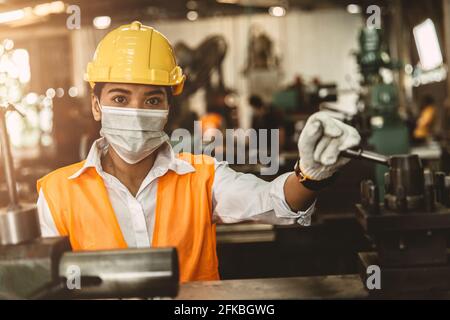 Asiatische Frauen Arbeiter tragen Einweg-Gesichtsmaske zum Schutz Corona Viren verbreiten und Rauch Staub Luftverschmutzung Filter in der Fabrik Für gesunde Arbeit ca. Stockfoto