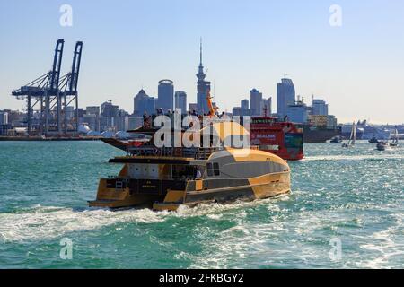 Fähren im Waitemata Harbour, Auckland, Neuseeland. Ein Sealink-Boot fährt vor einer Fullers-Fähre vorbei Stockfoto