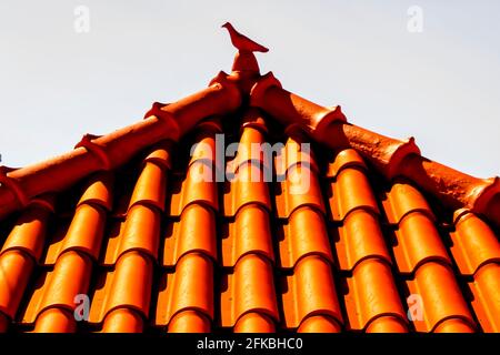 Dach in Azenhas do Mar Haus mit wunderschönen Keramik Taube auf der Oberseite Stockfoto