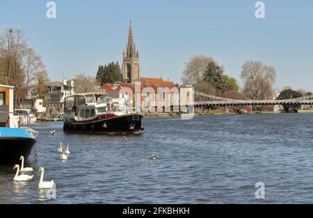 Die Themse bei Marlow mit Brücke mit Straßenbrücke Und die Kirche im Hintergrund Stockfoto