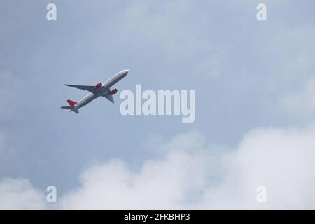 Flugzeug, das am blauen Himmel mit weißen Wolken fliegt. Passagierflugzeug beim Flug aus nächster Nähe, Reisekonzept Stockfoto