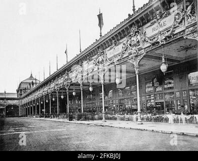 Exposition Universelle, Paris,1889 : EINE Terrasse eines der Restaurants vor dem Frühstück. Stockfoto