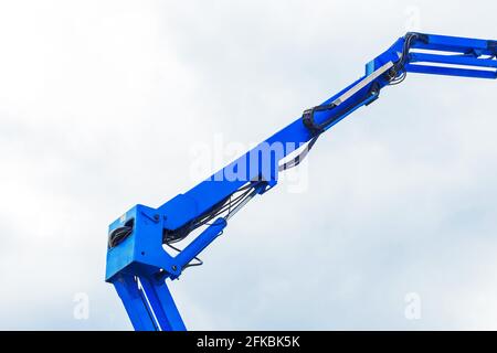 Der hydraulische Aufbau einer Hebebühne für Industriegeräte gegen den Himmel. Stockfoto