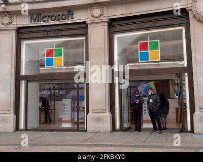 Microsoft Store Oxford Circus London, während Covid-19, Coronavirus-Pandemie in Großbritannien Stockfoto