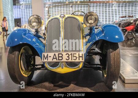 Deutschland, München - 27. April 2011: BMW 315 Roadster in der Ausstellungshalle des BMW Museums. Vorderansicht Stockfoto