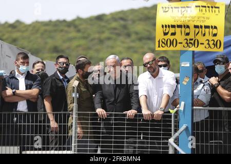 Meron, Israel. April 2021. Der israelische Premierminister Benjamin Netanjahu besucht den Berg Meron in Nordisrael, wo unter den Tausenden von ultra-orthodoxen Juden, die sich am Grab eines Weisen aus dem 2. Jahrhundert zu jährlichen gedenkfeiern versammelt hatten, zu denen das nächtliche Gebet und der Tanz gehören, Todesopfer berichtet wurden, am 30. April 2021. REUTERS/ Ronen Zvulun Kredit: UPI/Alamy Live Nachrichten Stockfoto