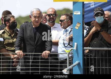 Meron, Israel. April 2021. Der israelische Premierminister Benjamin Netanjahu besucht den Berg Meron in Nordisrael, wo unter den Tausenden von ultra-orthodoxen Juden, die sich am Grab eines Weisen aus dem 2. Jahrhundert zu jährlichen gedenkfeiern versammelt hatten, zu denen das nächtliche Gebet und der Tanz gehören, Todesopfer berichtet wurden, am 30. April 2021. REUTERS/ Ronen Zvulun Kredit: UPI/Alamy Live Nachrichten Stockfoto