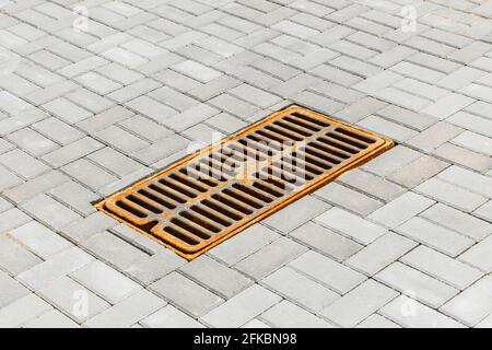 Kanalisation Stadtschachtloch für die Entwässerung von Straßenwasser im Untergrund in Abwasser. Stockfoto