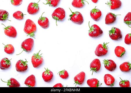 Bund von frischen Bio-Erdbeerbeeren in nahtlosem Kreis Ornament Muster, weißer Hintergrund. Sauberes Esskonzept. Gesund nahrhaft vegan roh di Stockfoto