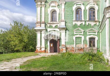 Fragment der Fassade des Gebäudes der St. Nikita Kirche an einem sonnigen Sommertag. Wladimir, Russland. Stockfoto