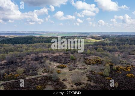 Luftlandschaftsansicht von Waldridge Fell in der Grafschaft Durham, Großbritannien. Blick nach Osten in Richtung Sunderland am Horizont. Flachland Heide in ländlichen Dorf. Stockfoto