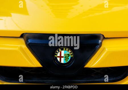 Klassisches Alfa Romeo Quadrifoglio Oldtimer-Logo aus nächster Nähe in Danang, Vietnam - 29. februar 2020 Stockfoto