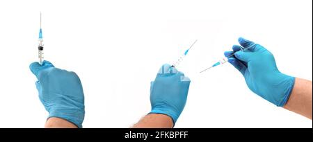 Herrenhände in blauem Latex-Handschuh mit einer Einweg-Spritze aus Kunststoff auf weißem Hintergrund isoliert. Nahaufnahme. Medizinisches Konzept Stockfoto