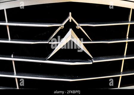 Gitter in der Motorhaube mit Ciroen-Logo Nahaufnahme des klassischen Citroen-Oldtimers in Danang, Vietnam - 09. märz 2020 Stockfoto