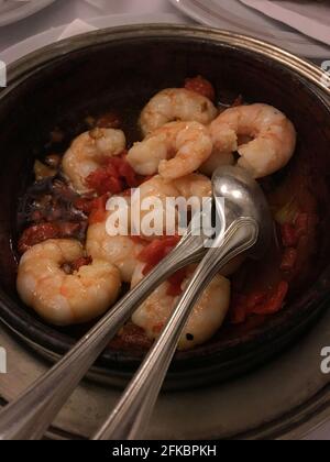 Köstliche Garnelenzubereitung mit Kräutern und Gewürzen, serviert in einem Restaurant in Lissabon, Portugal. Stockfoto