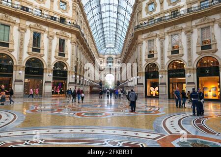 MAILAND, ITALIEN - 21. OKTOBER 2018 : berühmte Galleria Vittorio Emanuele II in Mailand, eines der ältesten Einkaufszentren der Welt. Stockfoto