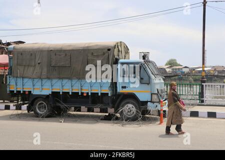 Srinagar, Indien. April 2021. Eine kaschmirische Frau mit Gesichtsmaske ging am 30. April 2021 auf der Straße von srinagar.aufgrund der Zunahme von kovidierten 19 Fällen in den Tälern wurden Behörden 83 Stunden lang gesperrt, um die Ausbreitung dieses tödlichen Virus im Tal zu kontrollieren (Foto von Muhammad Manan/Pacific Press) Quelle: Pacific Press Media Production Corp./Alamy Live News Stockfoto