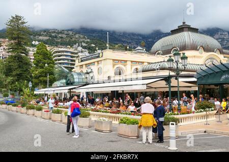 Monte Carlo, Monaco - 1. Mai 2019: Berühmtes Casino Cafe de Paris in Monte Carlo in Monaco. Wahrzeichen der Straße im Freien von Monaco. Stockfoto