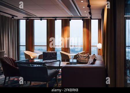 Sofa und Stühle im Konferenzraum des modernen Büros Stockfoto