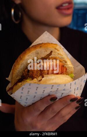 Lachsburger mit Gemüse und Sauce Stockfoto
