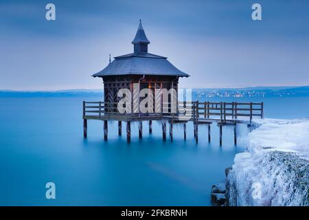 Pavillon des bains am Lac de Neuchatel im Winter, Neuenburg, Schweiz, Europa Stockfoto