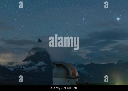 Sterne über dem Matterhorn vom Aussichtsturm des Kulmhotel Gornergrat aus gesehen, Zermatt, Kanton Wallis, Schweiz, Europa Stockfoto