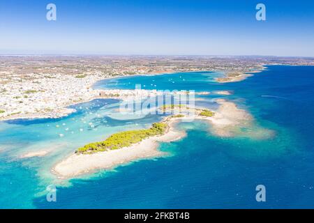 Luftaufnahme der Küstenstadt Porto Cesareo, die vom klaren Meer gewaschen wurde, Provinz Lecce, Salento, Apulien, Italien, Europa Stockfoto
