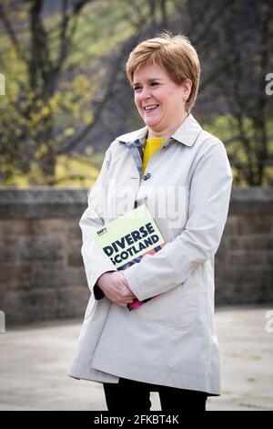 Der erste Minister und Vorsitzende der SNP Nicola während des Wahlkampfs in Edinburgh für die schottischen Parlamentswahlen. Bilddatum: Freitag, 30. April 2021. Stockfoto