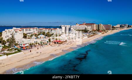 Luftaufnahme der Hotelzone mit dem türkisfarbenen Wasser von Cancun, Quintana Roo, Mexiko, Nordamerika Stockfoto