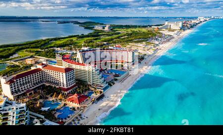 Luftaufnahme der Hotelzone mit dem türkisfarbenen Wasser von Cancun, Quintana Roo, Mexiko, Nordamerika Stockfoto