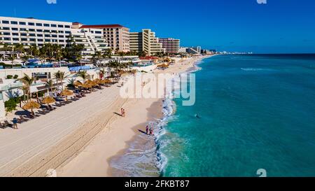 Luftaufnahme der Hotelzone mit dem türkisfarbenen Wasser von Cancun, Quintana Roo, Mexiko, Nordamerika Stockfoto