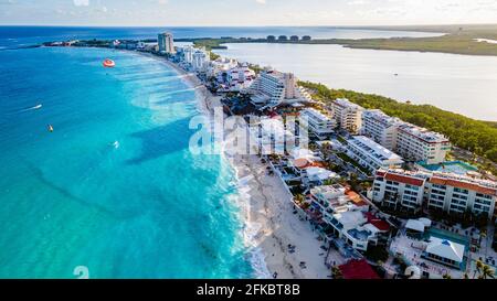 Luftaufnahme der Hotelzone mit dem türkisfarbenen Wasser von Cancun, Quintana Roo, Mexiko, Nordamerika Stockfoto