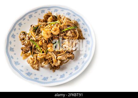 Blick von oben auf Penang Char kuey teow ist beliebt gebratene Nudeln mit Kokerei, Garnelen und Eiern in schwarzer Sauce in Malaysia Stockfoto