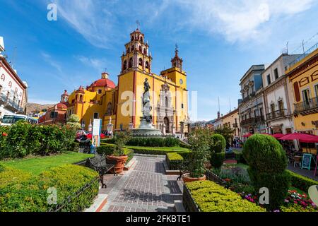 Monumento a La Paz vor der Basilika Colegiata de Nuestra Senora, UNESCO-Weltkulturerbe, Guanajuato, Mexiko, Nordamerika Stockfoto