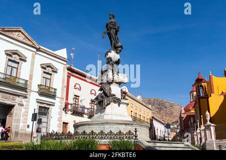 Monumento a La Paz vor der Basilika Colegiata de Nuestra Senora, UNESCO-Weltkulturerbe, Guanajuato, Mexiko, Nordamerika Stockfoto