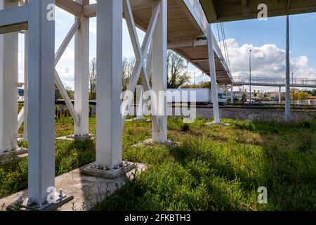 Hängebrücke über die A45 bei den Geschäften von Rushden Lakes, Northampton, England, Großbritannien. Stockfoto