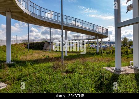 Hängebrücke über die A45 bei den Geschäften von Rushden Lakes, Northampton, England, Großbritannien. Stockfoto