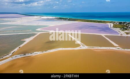 Luftaufnahme der farbenfrohen salinen von Las Coloradas, Yucatan, Mexiko, Nordamerika Stockfoto