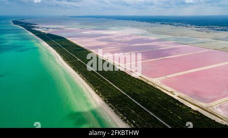 Luftaufnahme der farbenfrohen salinen von Las Coloradas, Yucatan, Mexiko, Nordamerika Stockfoto