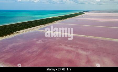 Luftaufnahme der farbenfrohen salinen von Las Coloradas, Yucatan, Mexiko, Nordamerika Stockfoto