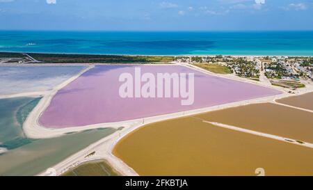 Luftaufnahme der farbenfrohen salinen von Las Coloradas, Yucatan, Mexiko, Nordamerika Stockfoto