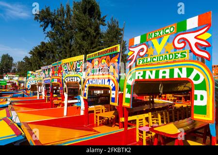 Bunte Boote auf dem Azteken-Kanalsystem, UNESCO-Weltkulturerbe, Xochimilco, Mexiko-Stadt, Mexiko, Nordamerika Stockfoto