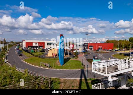 Hängebrücke über die A45 bei den Geschäften von Rushden Lakes, Northampton, England, Großbritannien. Stockfoto