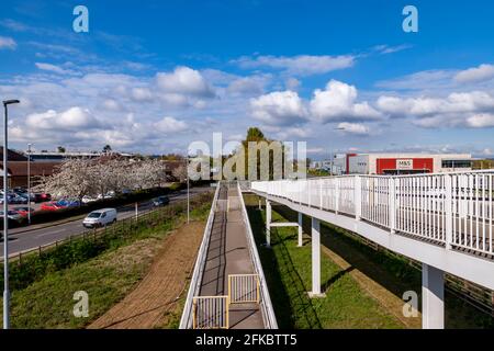 Hängebrücke über die A45 bei den Geschäften von Rushden Lakes, Northampton, England, Großbritannien. Stockfoto