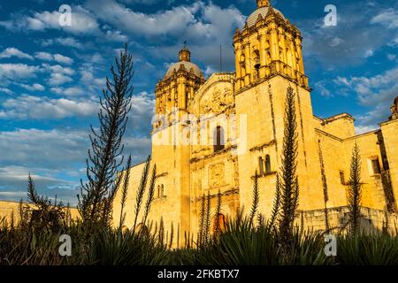 Kirche von Santo Domingo de Guzman bei Sonnenuntergang, Oaxaca, Mexiko, Nordamerika Stockfoto