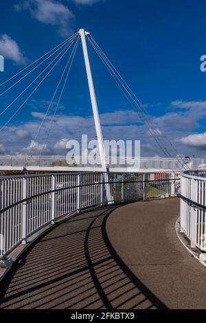 Hängebrücke über die A45 bei den Geschäften von Rushden Lakes, Northampton, England, Großbritannien. Stockfoto