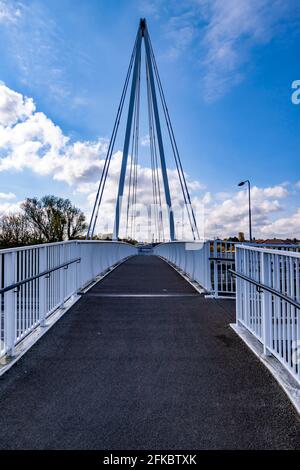 Hängebrücke über die A45 bei den Geschäften von Rushden Lakes, Northampton, England, Großbritannien. Stockfoto