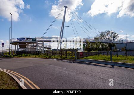 Hängebrücke über die A45 bei den Geschäften von Rushden Lakes, Northampton, England, Großbritannien. Stockfoto